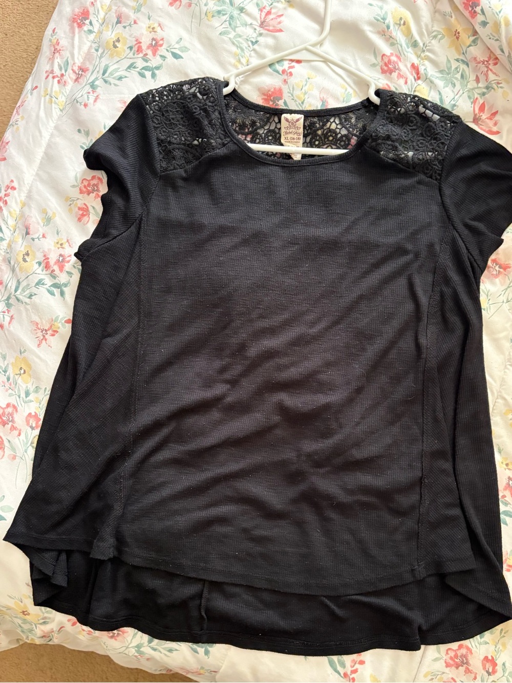 Black Lace-type Shoulder Women's Top